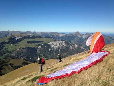 Décollage parapente en montagne 