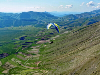 Parapente en vol à Castelluccio